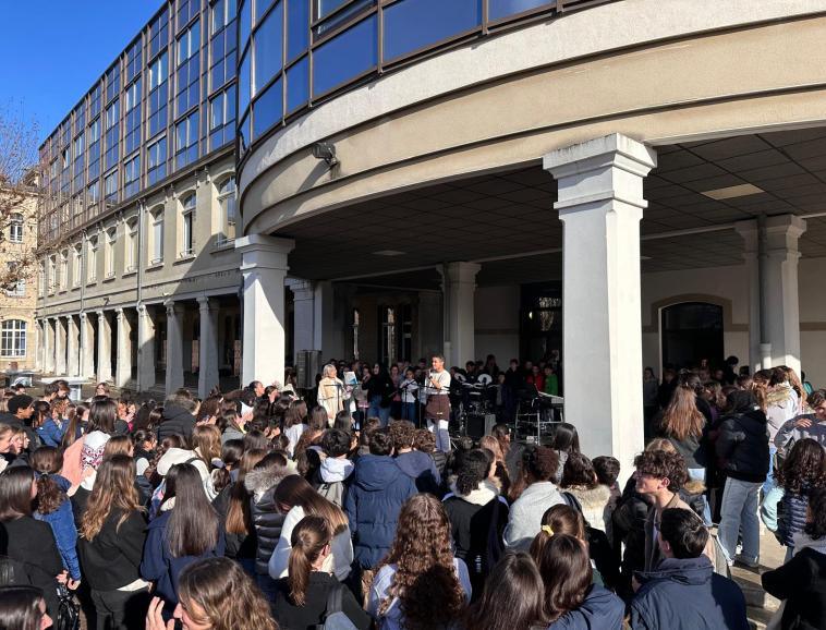 Comme tous les ans à l'occasion du 8 décembre (célébré le 6 cette année pour des raisons calendaires…), l'Institution Notre-Dame célébrait avec ses élèves l'Immaculée Conception autour du thème de la réouverture de la cathédrale de Notre-Dame de Paris. Dans un timing presque parfait, la pluie a laissé place au soleil pour la scène ouverte réalisée sur le temps de midi. Les multiples talents de nos élèves ont ainsi pu être mis à l'honneur : danses, chants et musiques ont rythmé la pause repas des collégiens et lycéens. Les activités ont foisonné toute l'après-midi de la maternelle à la Terminale : séance cinéma, ateliers créatifs (lumignons, pixel art, création de gargouilles…), danse, réalisation de vitraux pour l'oratoire ou encore activités sportives. En fin d'après-midi, les élèves ont pu assister à un dernier concert avec distribution de pains au chocolat sur la cour du collège. Cette journée festive s'est clôturée avec la messe de l'Immaculée Conception et la bénédiction de la crèche. Un très beau moment de foi et de partage. Enfin, le soir, les membres du personnel et les enseignants étaient conviés à un repas préparé et servi avec soin par les équipes d'Elior.